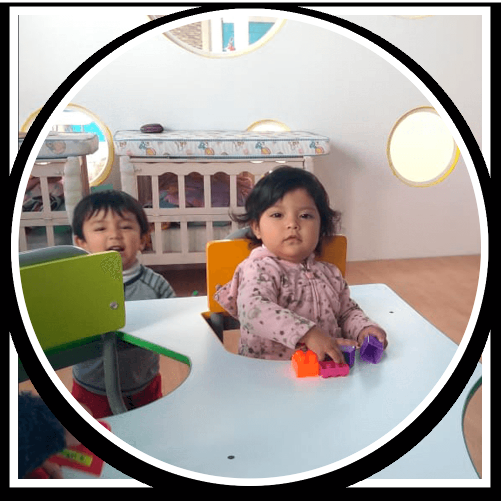Niños de maternal jugando en mesa